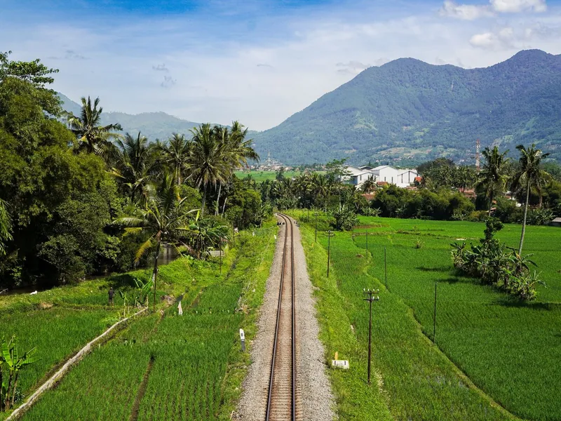 Rel kereta dan pegunungan di Garut