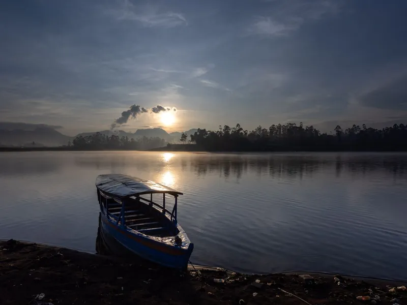 Perahu di Situ Cileunca saat matahari terbit